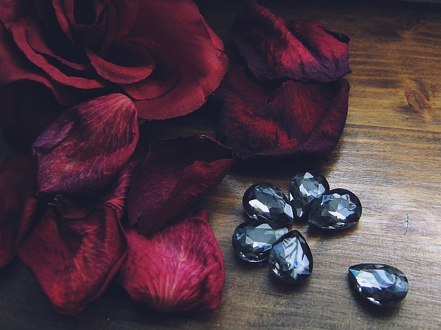 How To Be Happy Alone On Valentine's Day - Red Roses and Black Diamonds
